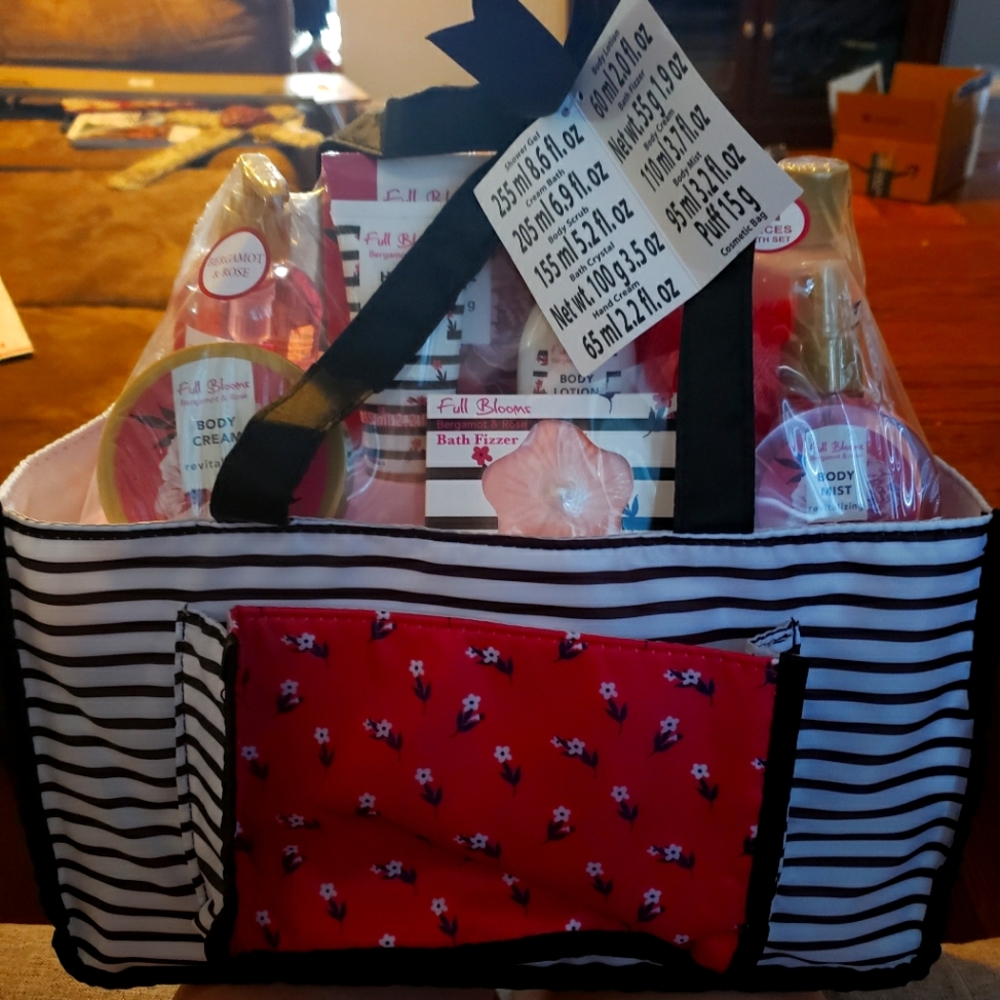 Full Blooms bath gift set